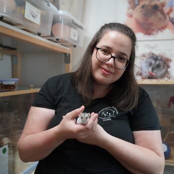 Unsere Pflegestelle Elisa mit ihrem Hamster.